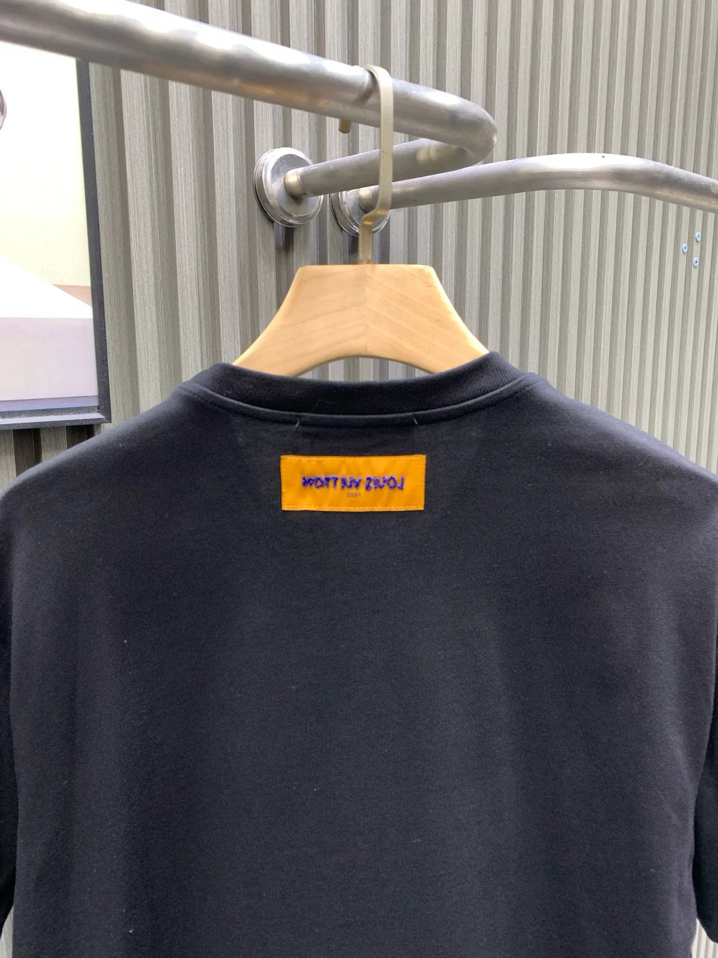 🅿️280 🀄️ Louis Vuitton Louis Vuitton 1V Louis Vuitton 2025FW The most expensive embroidered/pearl beaded half-sleeved T-shirt in history. This cotton T-shirt is from the 2025 spring and summer show. It shows the latest designer Pharrell Williams/Fei Dong's Marque L. Vuitton déposée logo created by citing the brand archives. Beaded embroidery and delicate silk threads highlight the dandy theme of the season. The reverse-effect beaded embroidered label injects a trendy look into the casual look. The fabric is made of 40s double-ply combed cotton + long-staple cotton blended compact siro-spun yarn. The weight is 280g. The front panel is embroidered with Tajima embroidery machine imported from Japan. Thick rubber pad base polyester mercerized three-dimensional hemming embroidery. Each bead is hand-pointed. A cardboard mold is opened. A single cut piece is powder-swept for precise positioning. The beads are made with 4-mile round pearlescent white bubble beads and are hand-crocheted. All single beads are tied with hooks and threads to ensure they are in the right position to sweep the powder, which is different from the ordinary beaded versions on the market.